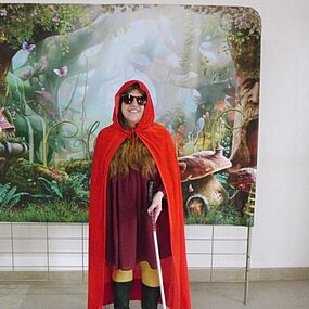 LE PETIT CHAPERON ROUGE QUI VOIT TOUT NOIR