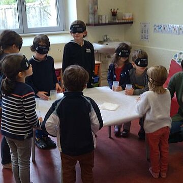 photo A gouter les yeux bandesENFANS.jpg Ateliers jeunesses éducatifs