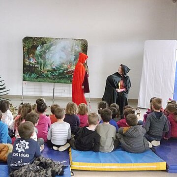 P1080267 N°15 PETIT CHAPERON ROUGE .jpg Spectacles participatifs sur mesure